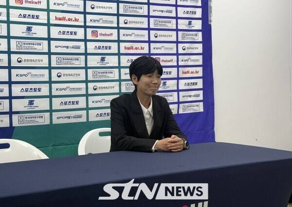 ​서울시청 선수단이 8일 서울월드컵보조구장에서 치러진 2025시즌 WK리그 챔피언결정전 1차전에서 득점 이후 기쁨을 나누고 있다. /사진=한국여자축구연맹유영실 감독이 8일 서울월드컵보조구장에서 치러진 2025시즌 WK리그 챔피언결정전 1차전 경기 종료 후 기자회견에 임하고 있다. /사진(상암)=강의택 기자