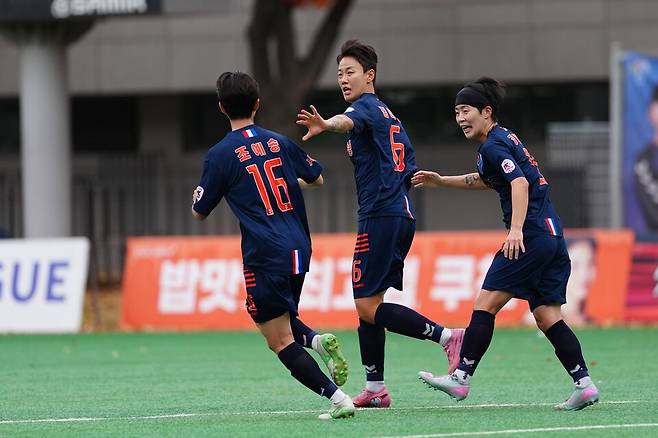 서울시청 선수단이 8일 서울월드컵보조구장에서 치러진 2025시즌 WK리그 챔피언결정전 1차전에서 득점 이후 기쁨을 나누고 있다. /사진=한국여자축구연맹