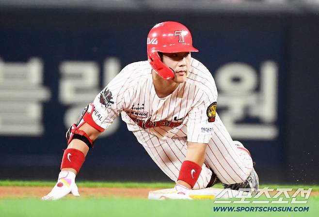 27일 광주 기아챔피언스필드에서 열린 KIA 타이거즈와 NC 다이노스의 경기. 7회말 1사 1루 KIA 주효상이 안타를 날린 뒤 2루를 향해 몸을 날리고 있다. 광주=박재만 기자 pjm@sportschosun.com/2025.09.27/