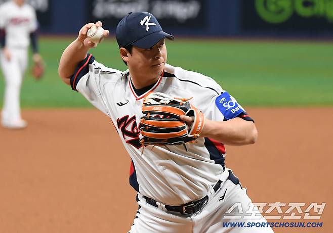 야구 국가대표팀이 7일 서울 고척스카이돔에서 훈련했다. 노시환이 수비 훈련을 하고 있다. 고척=정재근 기자 cjg@sportschosun.com/2025.11.7/