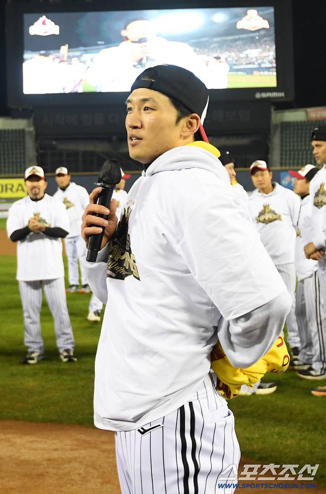 '한국시리즈 통합우승 IN 잠실' 행사가 1일 잠실구장에서 열렸다. LG 박해민이 팬들과 함께 우승의 기쁨을 만끽하고 있다. 잠실=박재만 기자 pjm@sportschosun.com/2025.11.01/