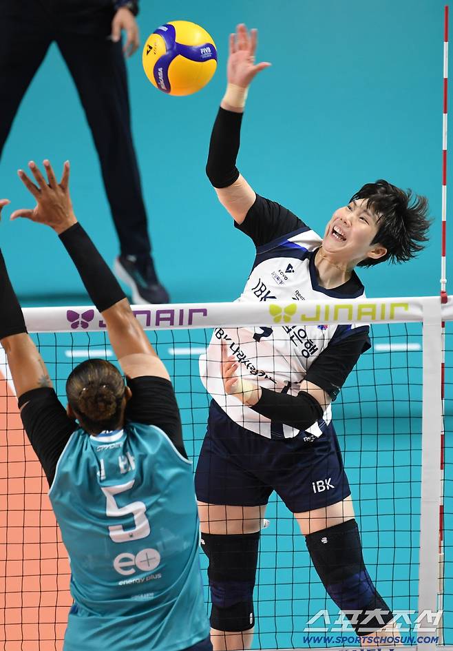 19일 장충체육관에서 열린 V리그 GS칼텍스와 IBK기업은행의 경기. IBK 이소영이 블로킹을 피해 공격을 시도하고 있다. 장충=박재만 기자 pjm@sportschosun.com/2025.10.19/