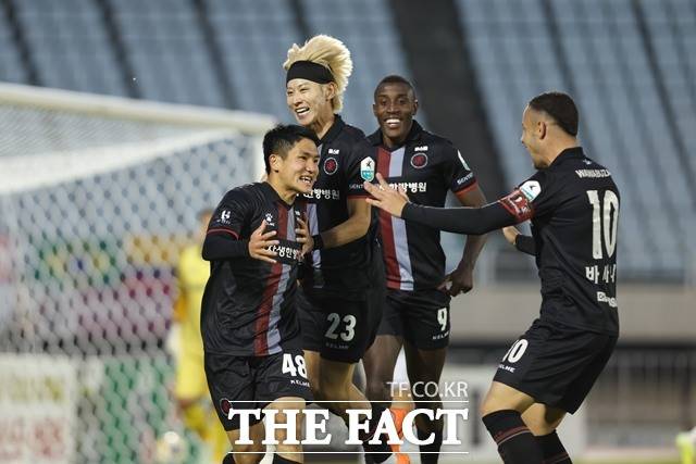 잔여 경기에서 1승만 해도 3위를 확정하는 부천선수들./K리그