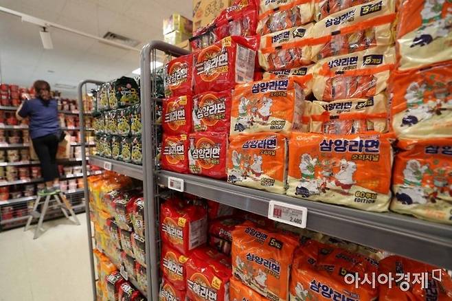 15일 서울 시내 한 대형마트에 라면이 진열돼 있다. 한국 드라마, 영화 등으로 인지도가 상승하면서 라면이 세계적인 인기를 끌고 있다. 업계에 따르면 농심은 신라면의 3분기 누적 해외 매출이 국내 매출을 넘어섰다. 삼양식품은 지난해 전체 매출에서 해외매출 비중이 57%에 달했다. /문호남 기자 munonam@