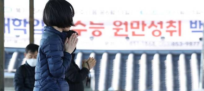 2026학년도 대학수학능력시험(수능)을 열흘 앞둔 지난 3일 경북 경산시 팔공산 갓바위에서 불자들이 기도하고 있다. 연합뉴스