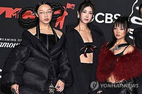 '케데헌' 헌트릭스 노래 가창한오드리 누나, 이재, 레이 아미.(왼쪽부터) AP 연합뉴스