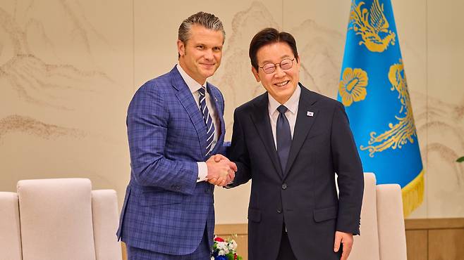 이재명 대통령이 지난 4일 서울 용산 대통령실 청사에서 피트 헤그세스 미국 국방부 장관 접견에 앞서 악수하고 있다. /대통령실 제공