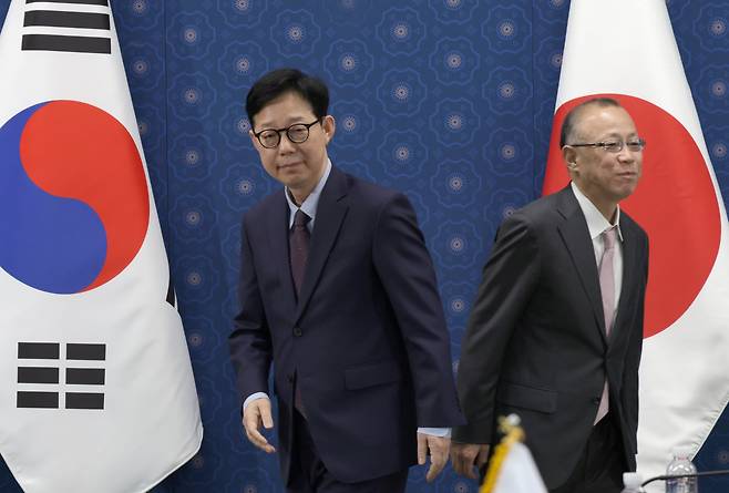 박윤주(왼쪽) 외교부 1차관과 후나코시 다케히로 일본 외무성 사무차관이 7일 정부서울청사에서 열린 제16차 한일 외교차관 전략대화에 앞서 기념 촬영을 마친 후 각자의 자리로 이동하고 있다. 지난 6월 이재명 정부가 출범한 뒤 한일 외교차관 전략대화가 열린 것은 이번이 처음이다./연합뉴스