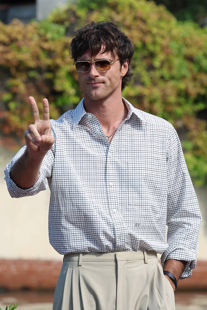 베니스에서 제이콥 엘로디는 체크 셔츠, 플루이드 코튼 트윌 트라우저로 여유 넘치는 모던 이탈리아 클래식 캐주얼을 연출했다. 보테가 베네타.