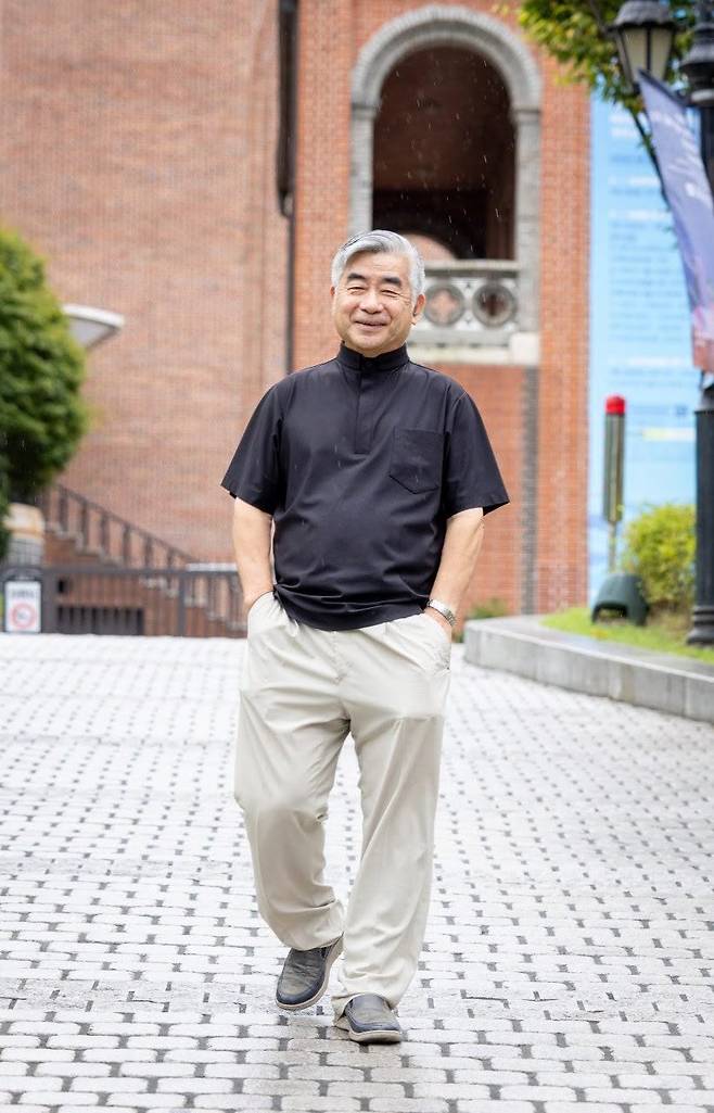 장로 비위 맞추고 신도에게 서비스해야 하는 대형 교회 리더들과 달리, 5년마다 홀로 임지를 바꾸는 신부는 웬만한 외압에 기죽지 않는다고 했다./사진=김흥구