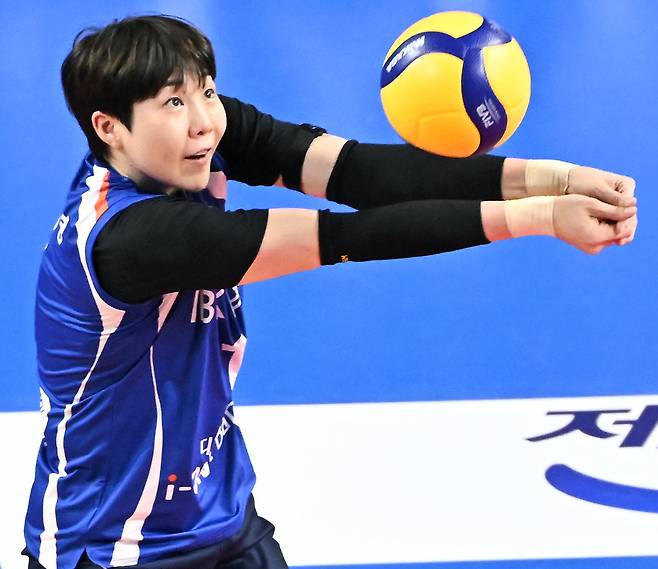 IBK기업은행의 아웃사이드 히터 이소영이 어깨 탈구 부상으로 시즌을 조기에 마감한다. 사진은 이소영이 지난달 경기에서 리시브를 하는 모습. KOVO 제공
