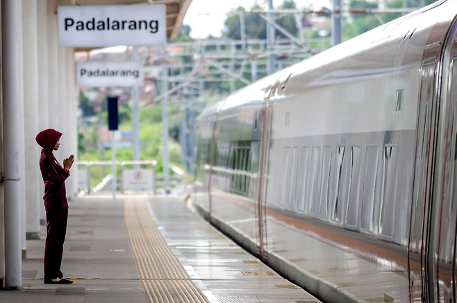 인도네시아 파달라랑역에서 출발한 고속열차를 향해 역무원이 인사를 하고 있다. 신화통신 뉴시스