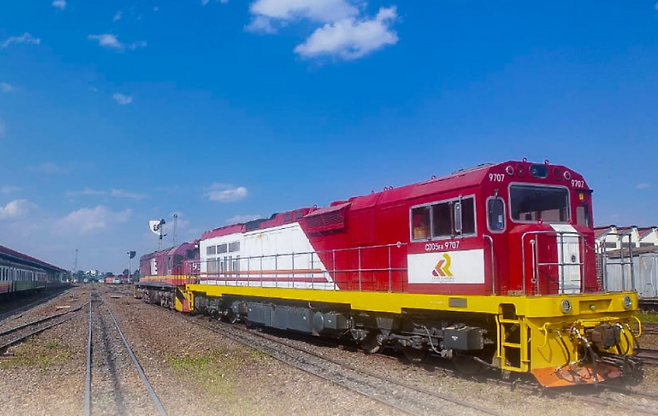 케냐가 중국 수출입은행 대출로 건설한 표준궤철도의 모습. 원래 계획과 달리 철도는 우간다까지 연결되지 못한 채 허허벌판에서 끝난다. 현지에서 ‘아무 데도 가지 않는 철도’로 불리는 이유다. 케냐 철도 공식 페이스북