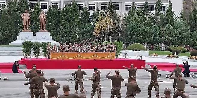 북한이 공개한 영상 속 군인들의 손발이 따로 놀고 있다. 김정은 앞에서 진행하는 격술 시범에서 이런 장면은 매우 보기 드물다. 조선중앙TV 캡처
