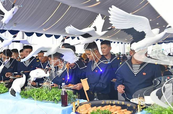 지난달 5일 최현함 해병들을 위해 마련한 김정은의 선물 뷔페. 파란 야채들 속에 간간이 햄과 같은 육류도 보인다. 노동신문 뉴스1