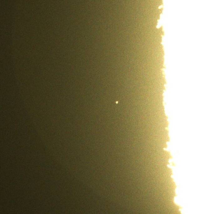 10월30일 달 앞면 가센디충돌구 동쪽에서 포착한 달 표면의 섬광. x.com/dfuji1/status/