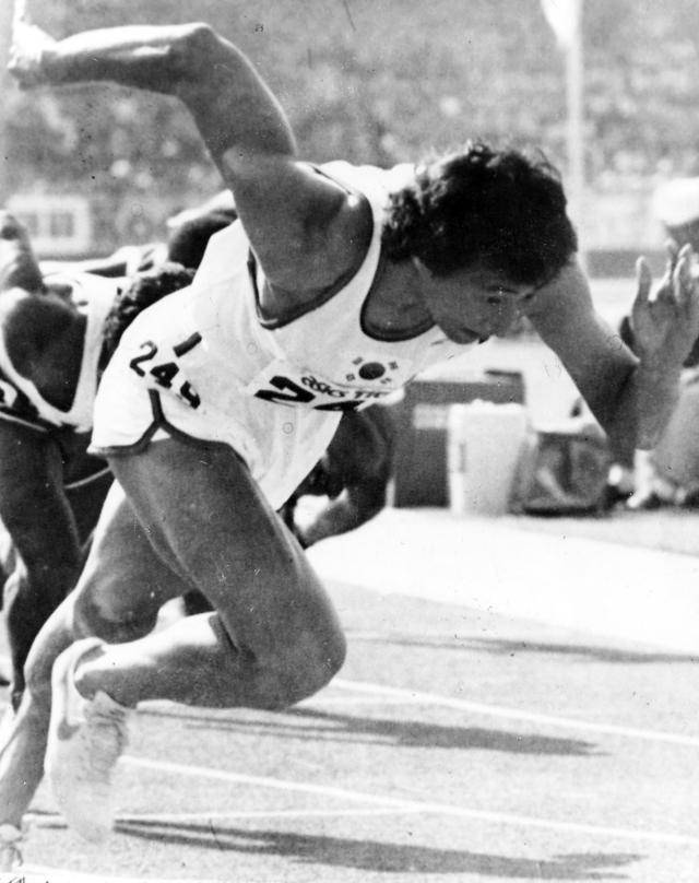 장재근이 1982년 뉴델리 아시안게임 결승에서 출발 신호와 함께 빠르게 달려 나가고 있다. 당시 장재근은 한국 단거리 역사상 처음으로 아시안게임에서 금메달을 목에 걸었다. 한국일보 자료사진
