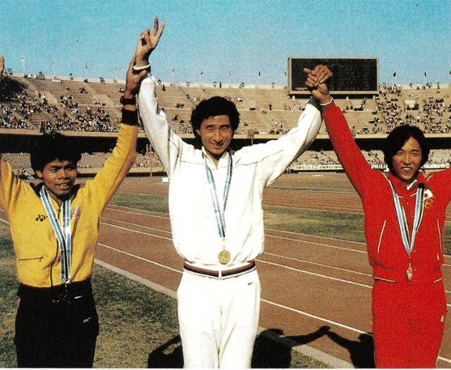 장재근(가운데)이 1982년 뉴델리 아시안게임에서 육상 남자 200m 우승 후 금메달을 목에 걸고 기념사진을 찍고 있다. 한국일보 자료사진
