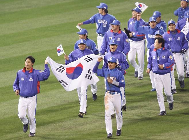2006.3.15 애너하임 월드베이스볼클래식(WBC) 2라운드 한국-일본전. 한국 경기 종료후 구대성과 이종범이 태극기를 들고 선수들과 함께 그라운드를 돌고 있다. IS 포토