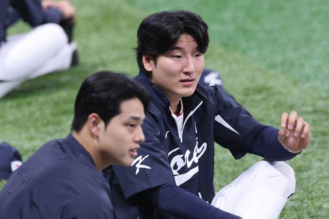 <yonhap photo-6016="">K-베이스볼 시리즈 한국과 체코의 국가대표 평가전을 하루 앞둔 7일 서울 고척스카이돔에서 한국 대표팀 곽빈과 문동주가 훈련하고 있다. 2025.11.7 [연합뉴스]</yonhap>