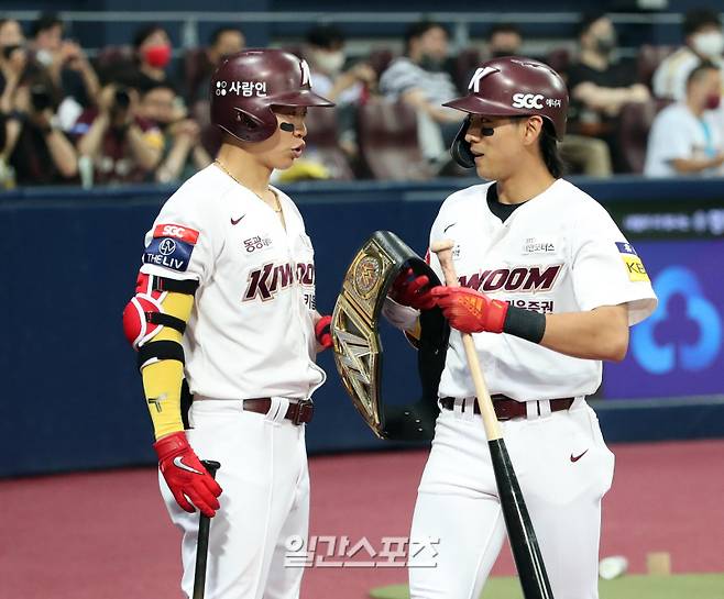 "2022 KBO리그 프로야구 키움히어로즈와 LG트윈스의 경기가 19일 오후 서울 고척스카이돔에서 열렸다. 4회말 1사 이정후가 솔로홈런을 치고 홈인해 송성문에게서 챔피언벨트를 받아들고 있다. 고척=김민규 기자 mgkim1@edaily.co.kr /2022.06.19/"