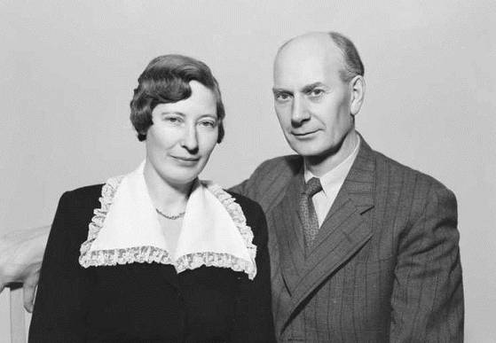 1950년 노르웨이 총리 에이나르 게르하르센(오른쪽)과 부인 베르나. 소련은 총리 부인 베르나를 미남계로 포섭, 노르웨이가 자국 영토 내 미군 기지와 핵무기 배치 금지 등의 정책을 추진하는데 영향력을 행사했다. 노르웨이 정부는 소련과 국경을 맞댄 순수한 지정학적 전략이라며 반박하고 있다. [사진 위키피디아]