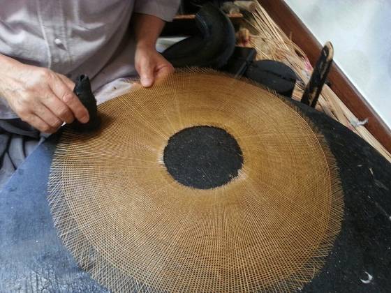 양태에 아교 칠하기. [사진 국가유산진흥원]