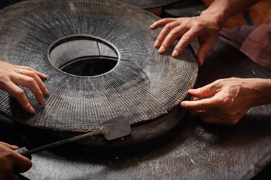 트집 잡기(인두로 지지기). [사진 국가유산진흥원]