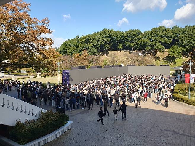 전시 첫날 금관 전시를 보러 몰린 인파. /국립경주박물관 제공