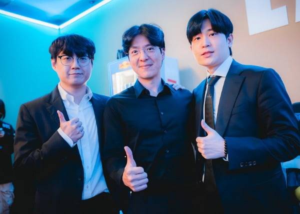 T1 코치진의 모습. 왼쪽부터 '마타' 조세형 코치, '꼬마' 김정균 감독, '톰' 임재현 코치 / 라이엇게임즈 제공