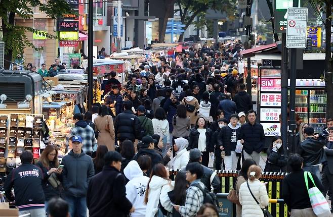 2일 오후 서울 명동거리가 관광객과 시민들로 붐비고 있다. 사진=한국경제신문