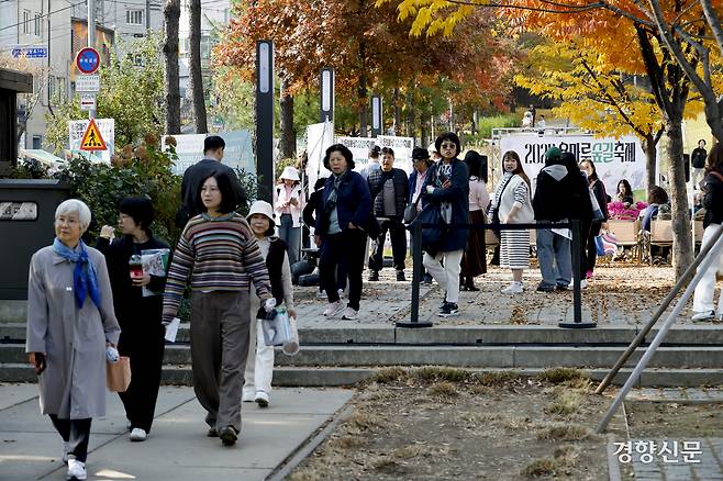 2025 용마루숲길 축제기간인 7일 서울 용산구 경의선 숲길 일대에서 시민들이 플리마켓과 거리공연, 캐리커쳐 등 체험을 하며 산책하고 있다. 문재원 기자