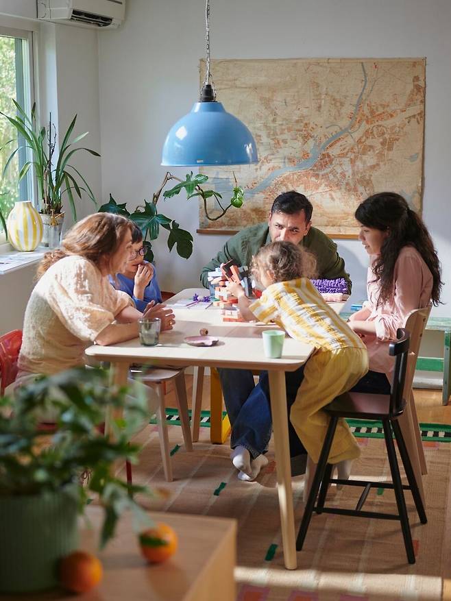 최성희 홈스타일링 디자이너는 “사용자 개개인의 생활 방식과 공간 특성을 충분히 고려하는 것이 핵심”이라고 조언했다. ‘리빙다이닝’ 트렌드에 맞춰 식탁과 테이블을 겸해 사용할 수 있는 이케아의 ‘리사보’. 이케아 제공