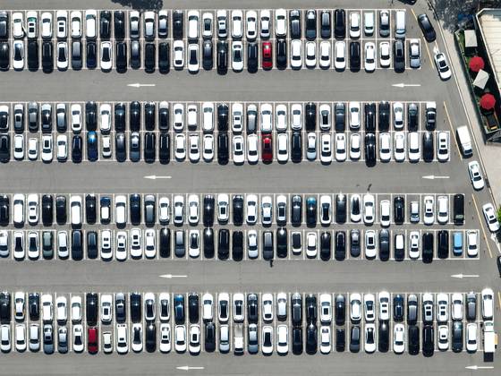 Cars are parked in Gwacheon, Gyeonggi, on May 4. Most of them are either white- or black-colored cars. [YONHAP]