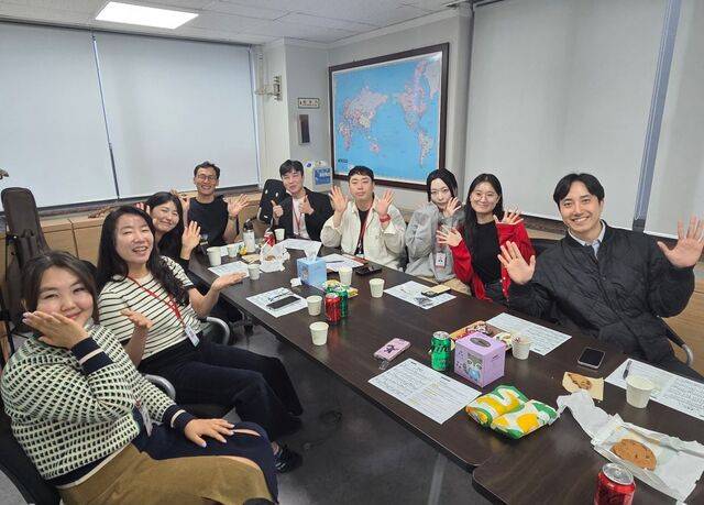 이풍현(맨 오른쪽) 페이버스 글로벌팀장과 사내 신우회 ‘페이버스 서포터즈’ 직원들이 최근 서울 강남구 삼봉빌딩 본사에서 열린 모임에서 양손을 흔들며 인사하고 있다. 페이버스 제공