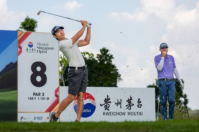 이수민이 8일 열린 아시안투어 인터내셔널시리즈 마오타이 싱가포르 오픈 3라운드 8번홀에서 티샷한 공을 바라보고 있다. 아시안투어