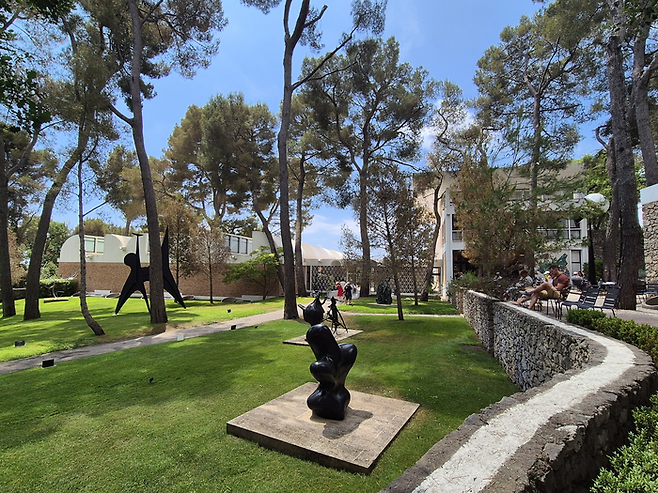 칼더와 호안 미로 등을 품고 있는 매그 재단 현대 미술관의 조각 정원. ©김슬기