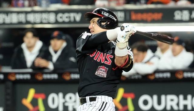 박동원이 한국시리즈 4차전에서 김서현을 상대로 홈런치고 있다. 사진=연합뉴스