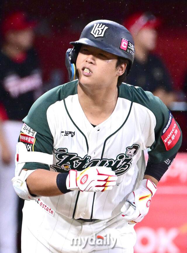 2025년 8월 29일 오후 경기도 수원KT위즈파크에서 열린 '2025 신한 SOL뱅크 KBO 리그' KIA 타이거즈와 KT 위즈의 경기. KT 강백호가 2회말 선두타자로 나와 좌익수 플라이를 친 뒤 아쉬워하고 있다./마이데일리