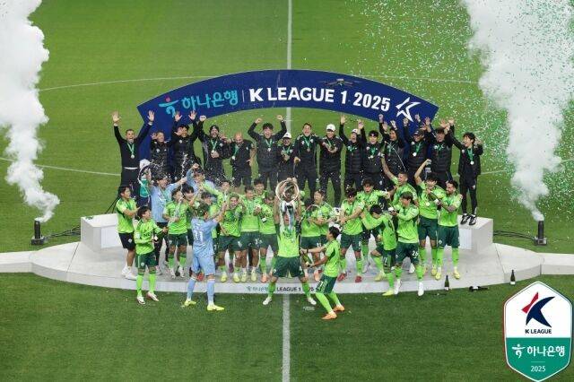 전북 현대가 대전 하나시티즌과의 36라운드 경기가 끝난 뒤 우승 세레머니를 진행했다./프로축구연맹