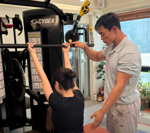 서울시 마포구에서 개인트레이닝 센터를 운영하는 건강운동관리사 이도경 비타짐 대표가 운동을 지도하고 있다.[비타짐 홈페이지 갈무리]