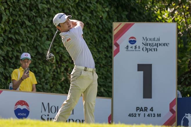 1번 홀에서 티샷을 날리고 있는 왕정훈. [사진=아시안투어]