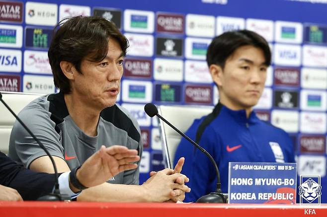 [서울=뉴시스]  2026 FIFA 북중미 월드컵 3차 예선 이라크와의 경기를 앞둔 축구대표팀 홍명보 감독이 지난 6월4일(현지 시간) 이라크 바스라국제경기장에서 열린 공식 기자회견에서 발언하고 있다. 오른쪽은 황인범. (사진=대한축구협회 제공) 2025.06.05. photo@newsis.com *재판매 및 DB 금지