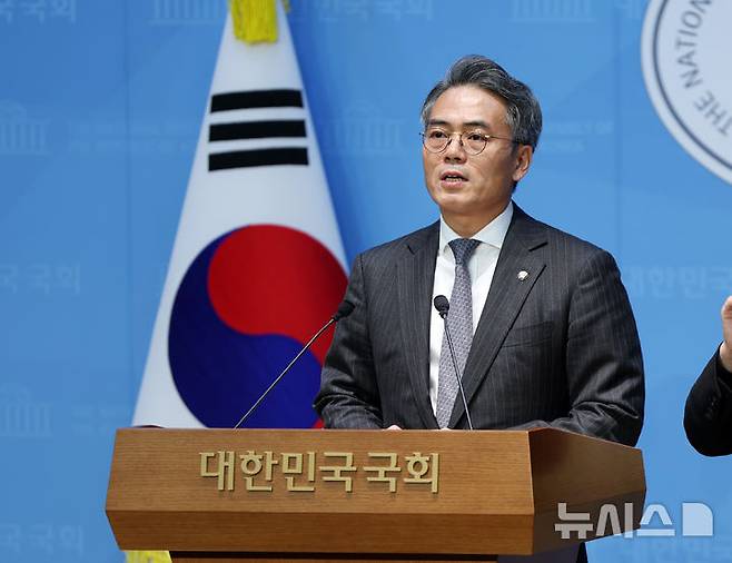 [서울=뉴시스] 김명년 기자 = 김기표 더불어민주당 의원이 5일 오후 서울 여의도 국회 소통관에서 '악성BJ-유튜버 불법수익 근절을 위한 국세청 협의 기자회견'을 열고 발언하고 있다. 2025.11.05. kmn@newsis.com