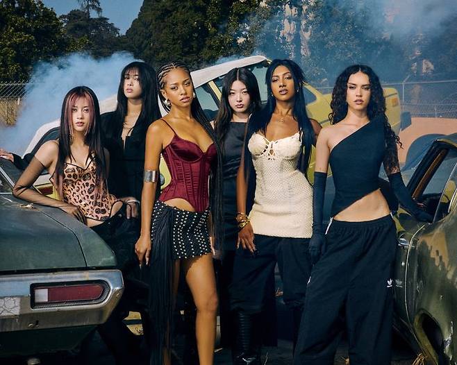 [서울=뉴시스] 하이브와 게펜 레코드의 합작 걸그룹 '캣츠아이(KATSEYE)'. 왼쪽부터 메간, 소피아, 마농, 윤채, 라라, 다니엘라. (사진=하이브 x 게펜 레코드 제공) 2025.10.03. photo@newsis.com  *재판매 및 DB 금지