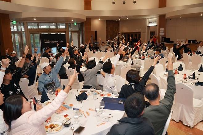 [서울=뉴시스]KPGA 투어 챔피언십 패밀리데이에 참석한 선수와 가족. (사진=KPGA 투어 제공)