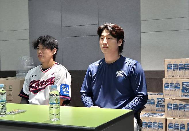 [서울=뉴시스] 문채현 기자 = 야구 국가대표 투수 곽빈(오른쪽)과 송성문이 8일 서울 고척스카이돔에서 열린 2025 K-베이스볼 시리즈 체코와의 평가전 1차전을 승리한 뒤 인터뷰를 하고 있다. 2025.11.08. dal@newsis.com *재판매 및 DB 금지