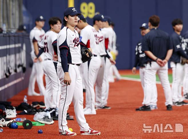 [서울=뉴시스] 이영환 기자 = 야구 대표팀 곽빈이 7일 오후 서울 구로구 고척스카이돔에서 열린 훈련에서 마운드를 바라보고 있다.내년 3월에 열리는 월드베이스볼클래식(WBC)을 대비하기 위해 대표팀은 오는 8일~9일체코, 15일~16일 일본과 평가전을 치른다. 2025.11.07. 20hwan@newsis.com