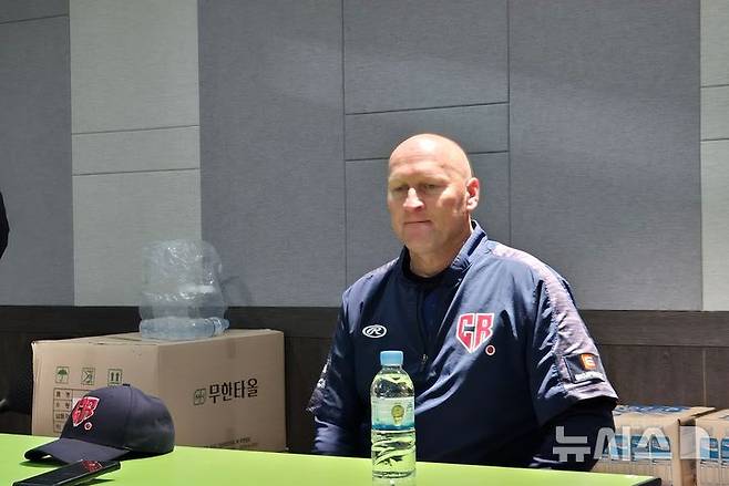 [서울=뉴시스] 문채현 기자 = 체코 야구 대표팀의 파벨 하딤 감독이 8일 고척스카이돔에서 열린 2025 K-베이스볼 시리즈 한국과의 평가전 1차전에서 0-3으로 석패한 뒤 기자회견을 하고 있다. 2025.11.08dal@newsis.com