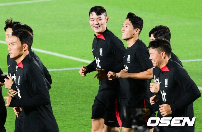 [OSEN=도하(카타르), 박준형 기자] 파울루 벤투 감독이 이끄는 대한민국 축구 국가대표팀이 14일(현지시간) 카타르 도하 엘에글라 훈련장에서 첫 훈련을 시작했다.대체 예비 선수로 발탁된 오현규가 미소 지으며 러닝훈련을 하고 있다. 2022.11.14 /  soul1014@osen.co.kr